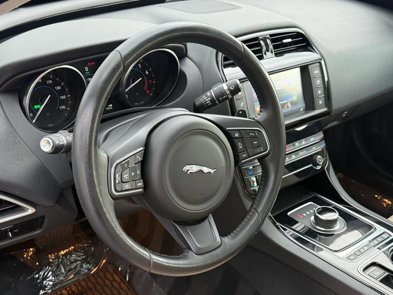 Used 2017 Jaguar XE Premium image 15