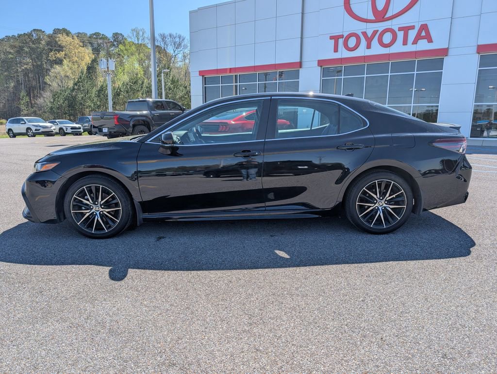 Used 2023 Toyota Camry SE image 2