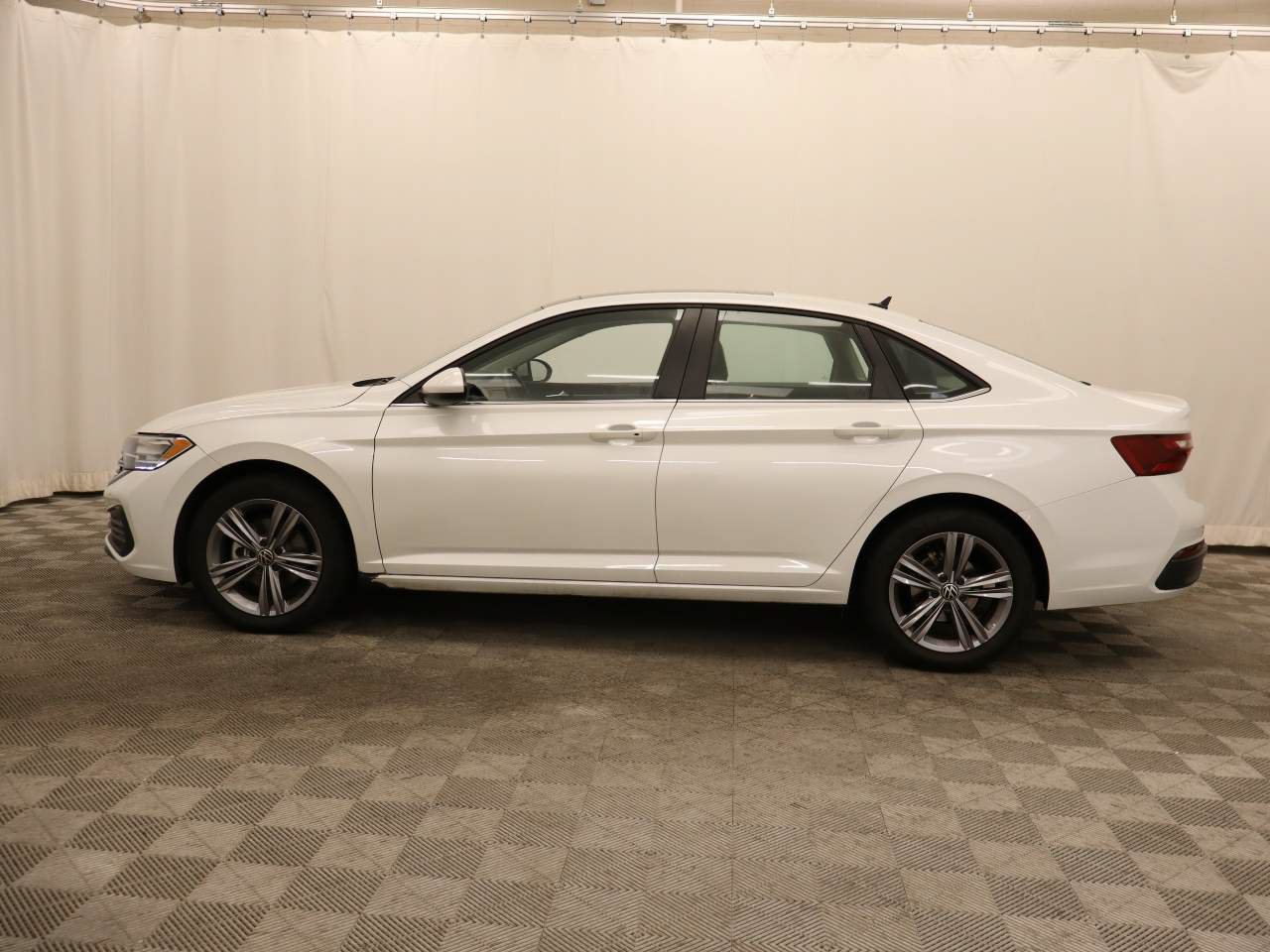 Used 2023 Volkswagen Jetta SE w/ Panoramic Sunroof Package FWD image 2