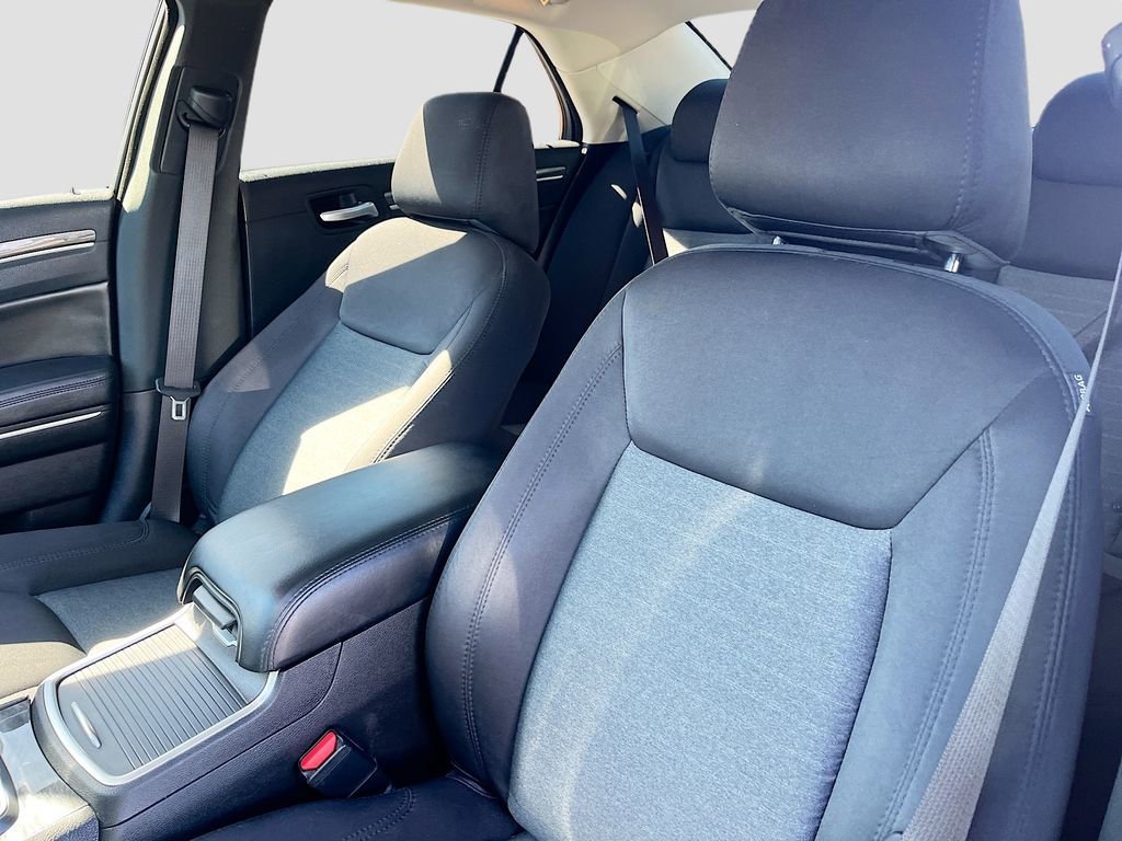 Used 2022 Chrysler 300 Touring w/ Sport Appearance Package image 20