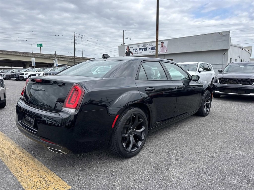 Used 2022 Chrysler 300 Touring w/ Sport Appearance Package image 10