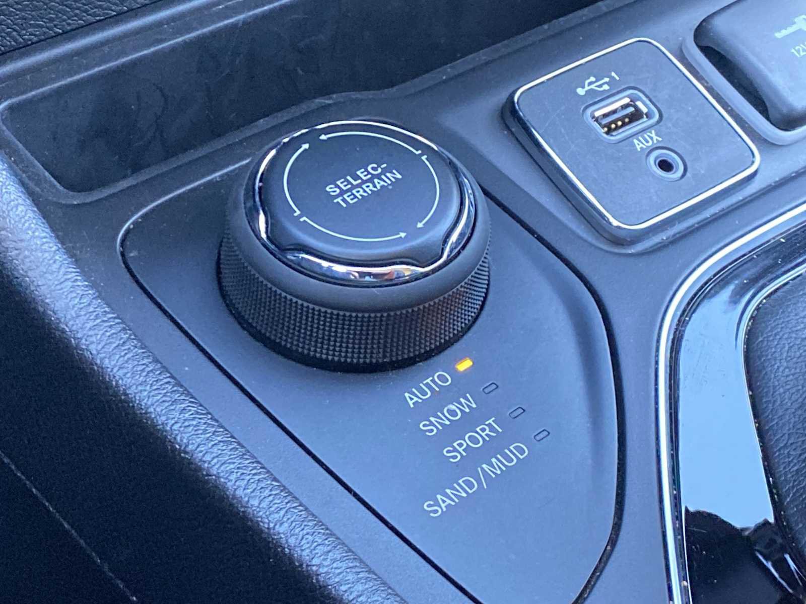 Used 2019 Jeep Cherokee Limited image 28