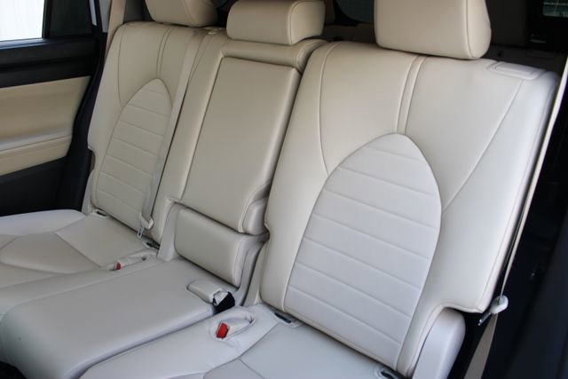 Used 2023 Toyota Highlander XLE image 12