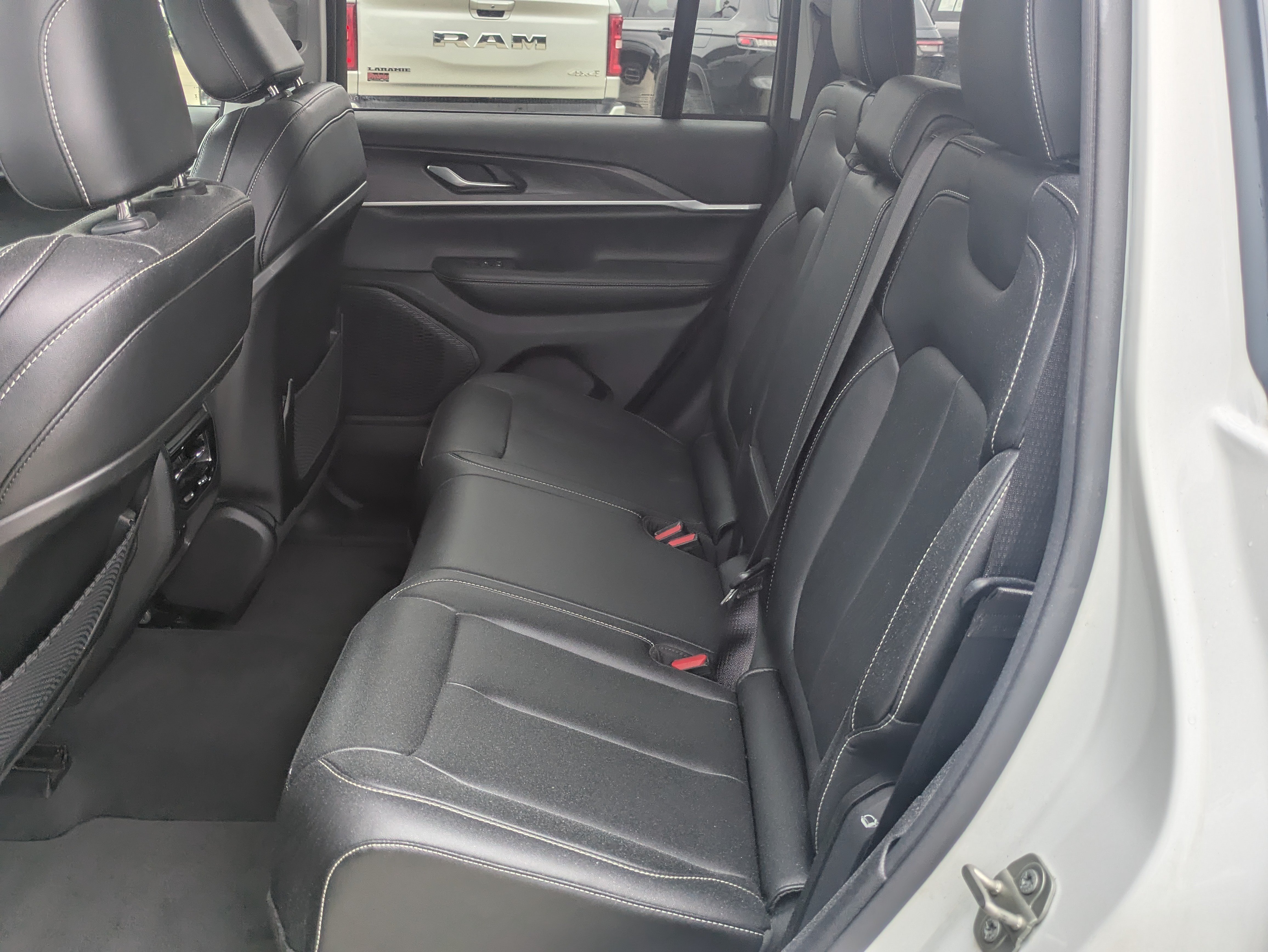 Used 2023 Jeep Grand Cherokee Limited AWD/4WD image 10