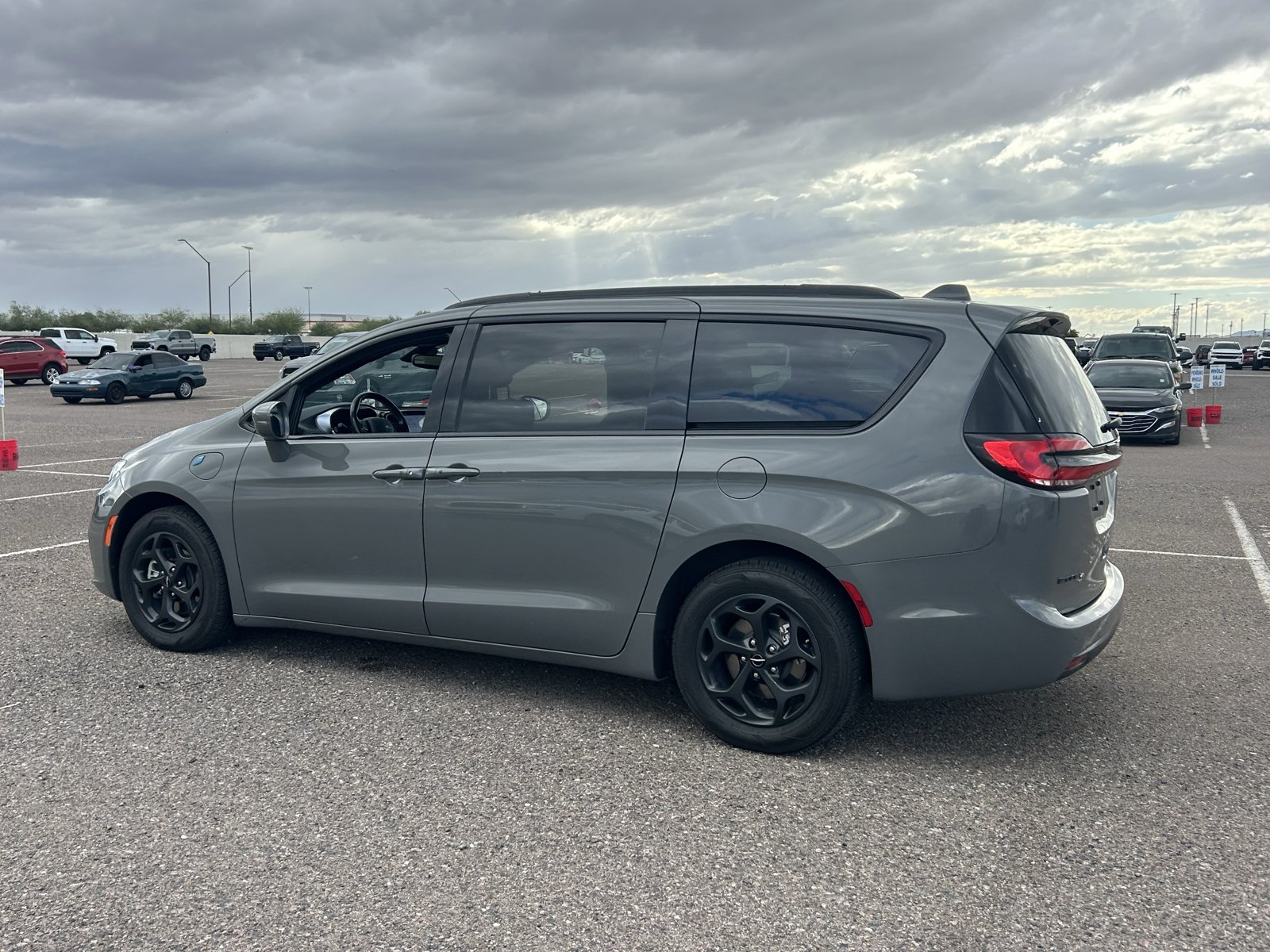 Used 2021 Chrysler Pacifica Touring w/ S Appearance Package FWD image 3
