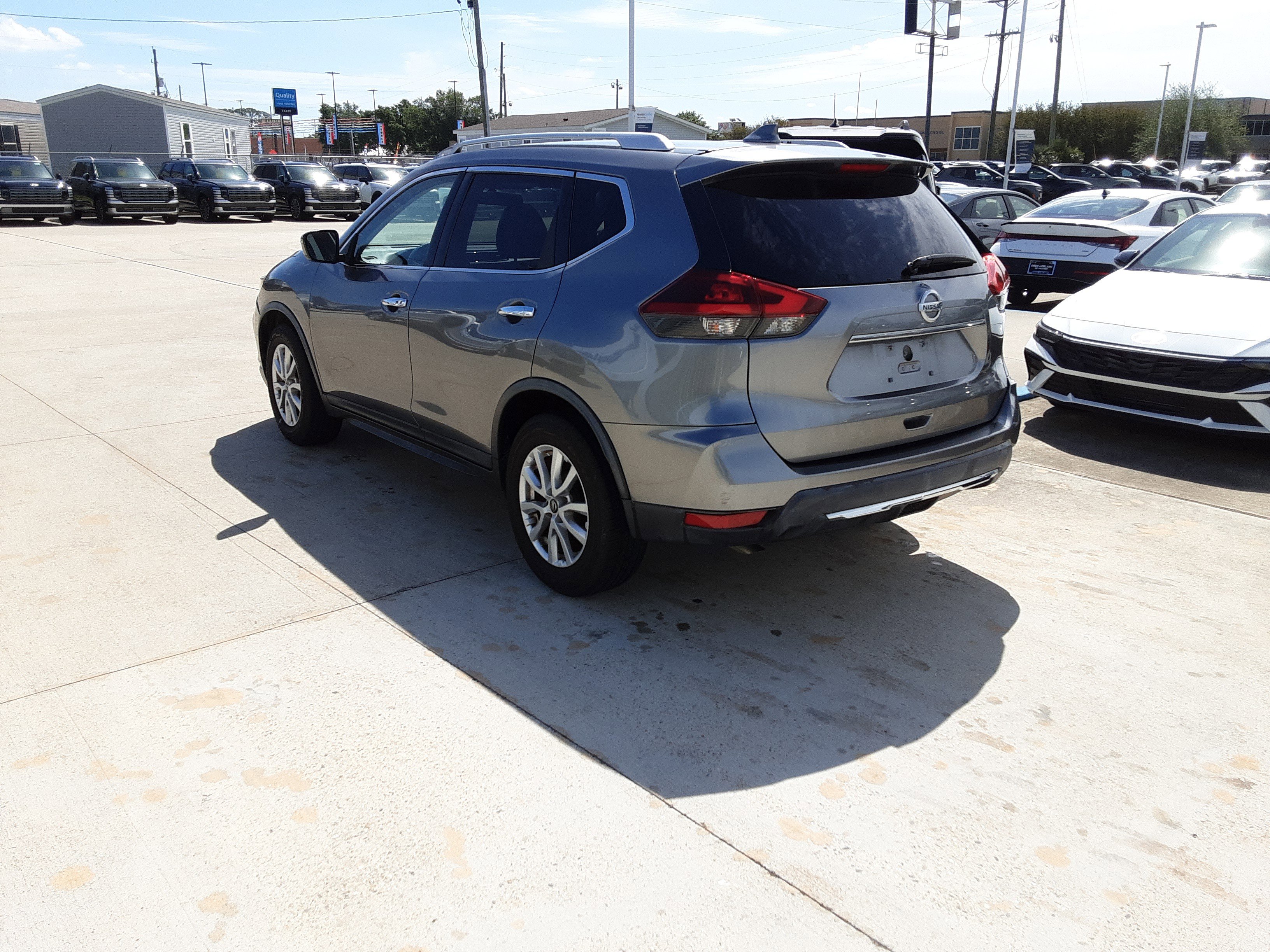 Used 2018 Nissan Rogue SV image 5