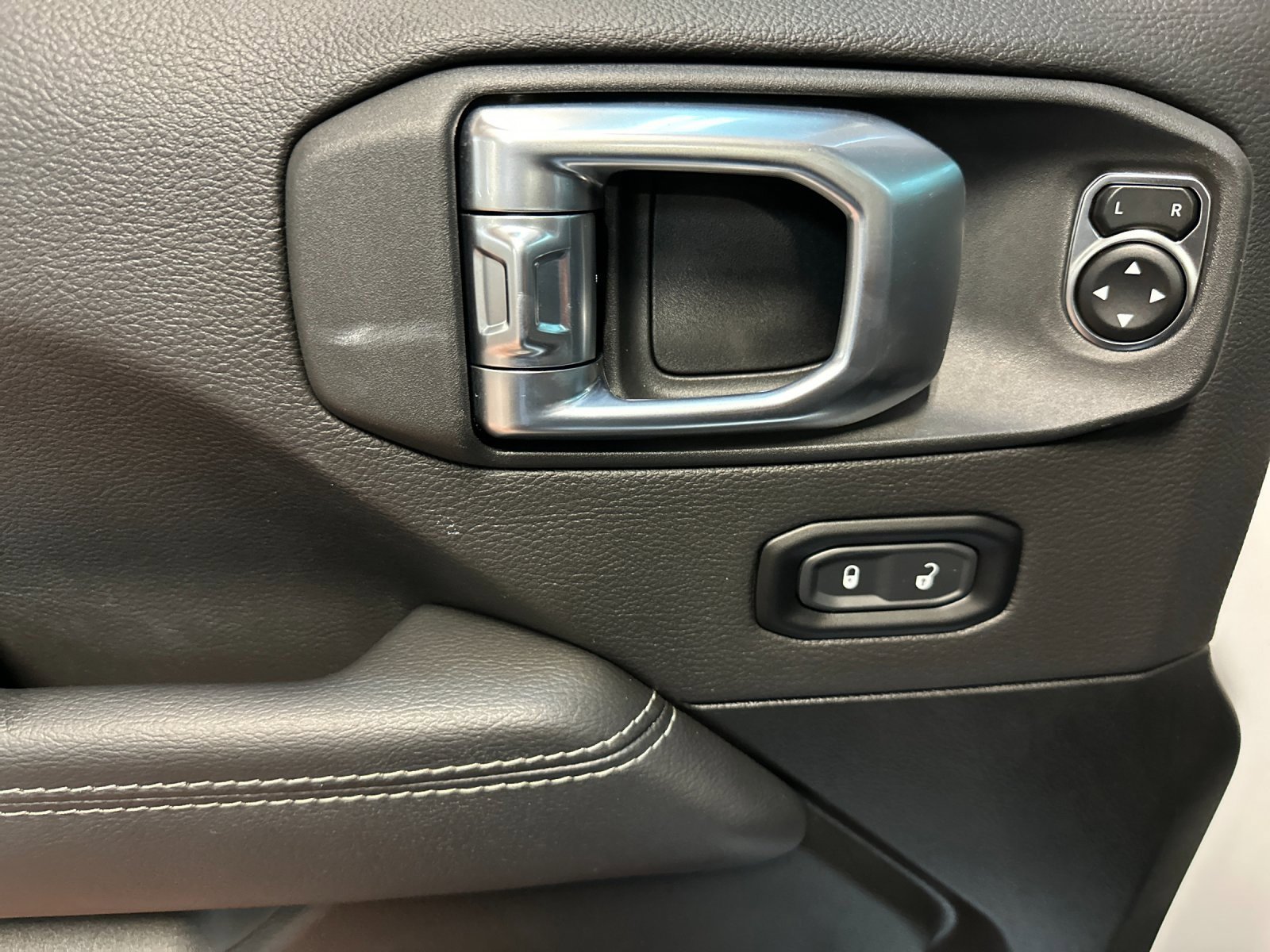 Used 2022 Jeep Wrangler Unlimited Sahara w/ Cold Weather Group image 10