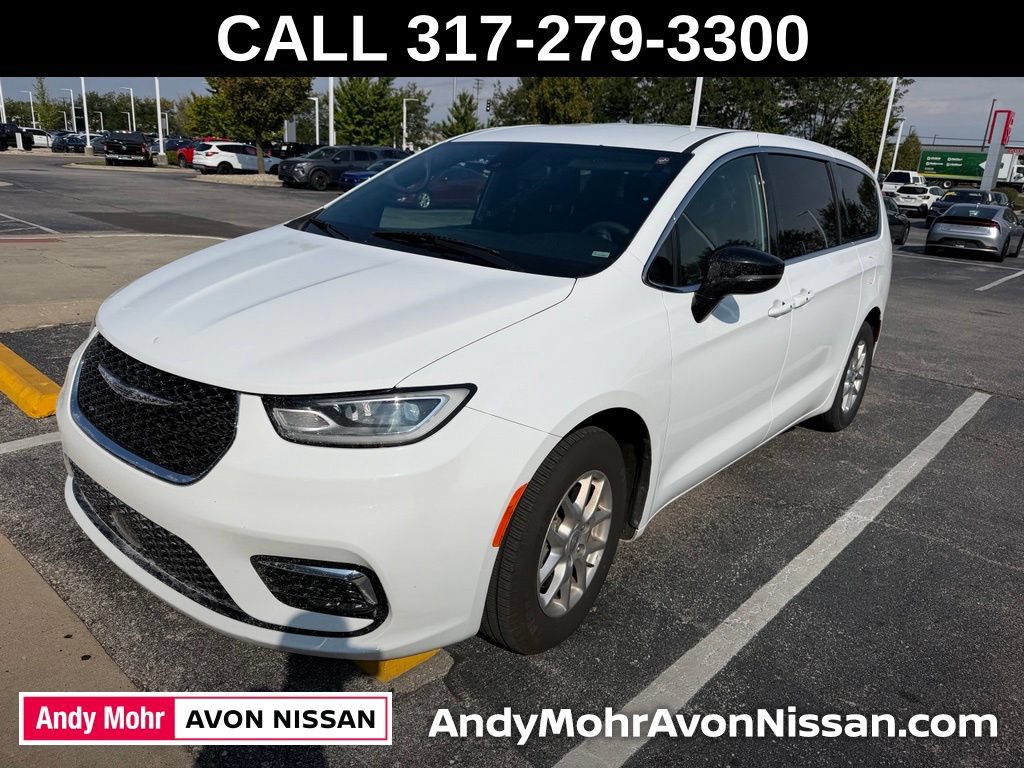 Used 2025 Chrysler Pacifica Select FWD image 3