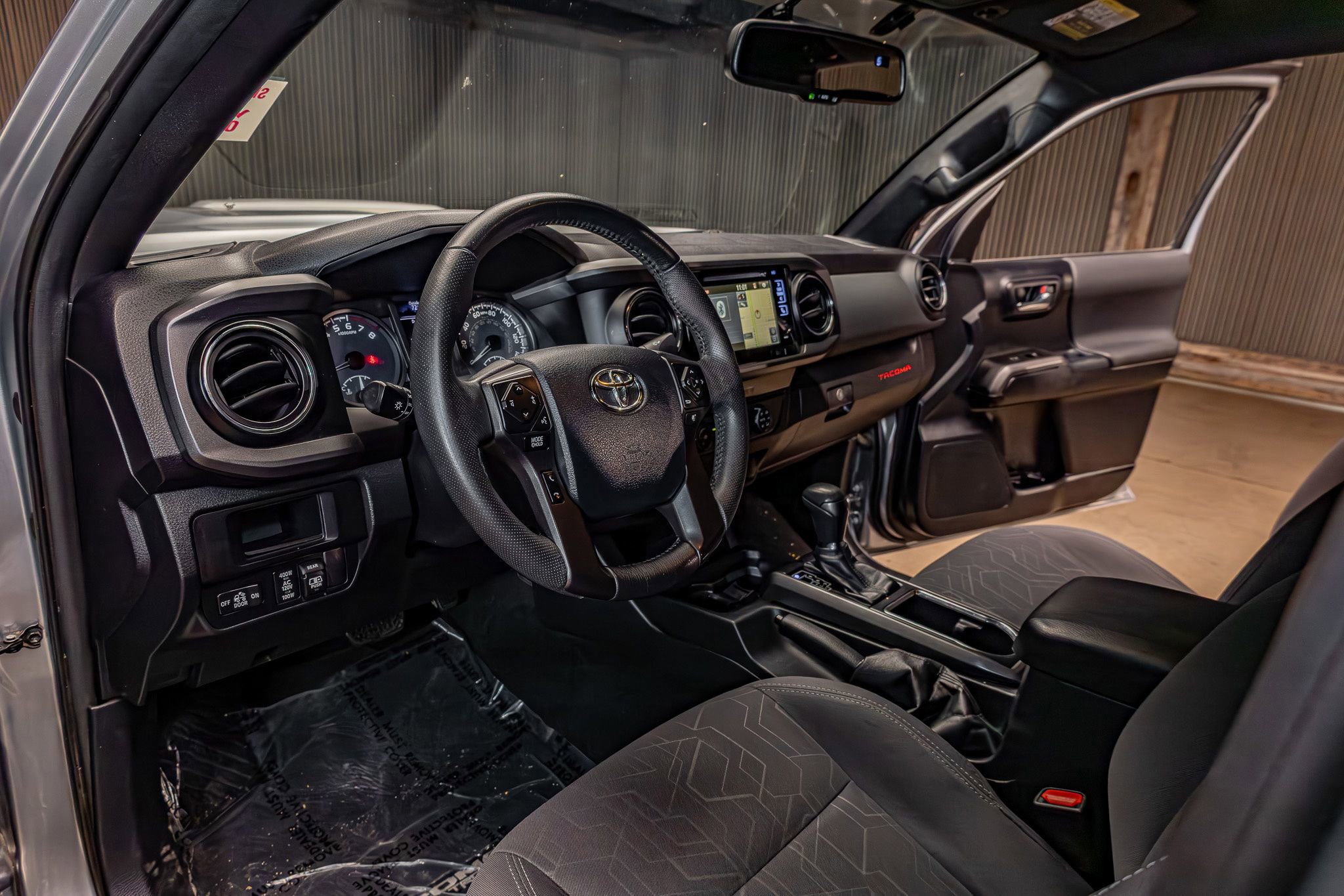 Used 2017 Toyota Tacoma TRD Sport w/ Tow Package (A/T) image 12