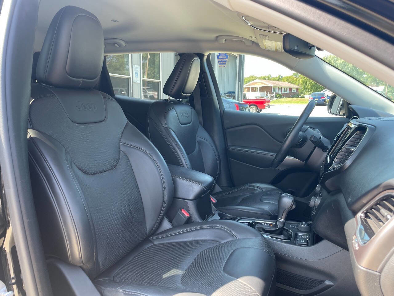 Used 2019 Jeep Cherokee Limited image 15