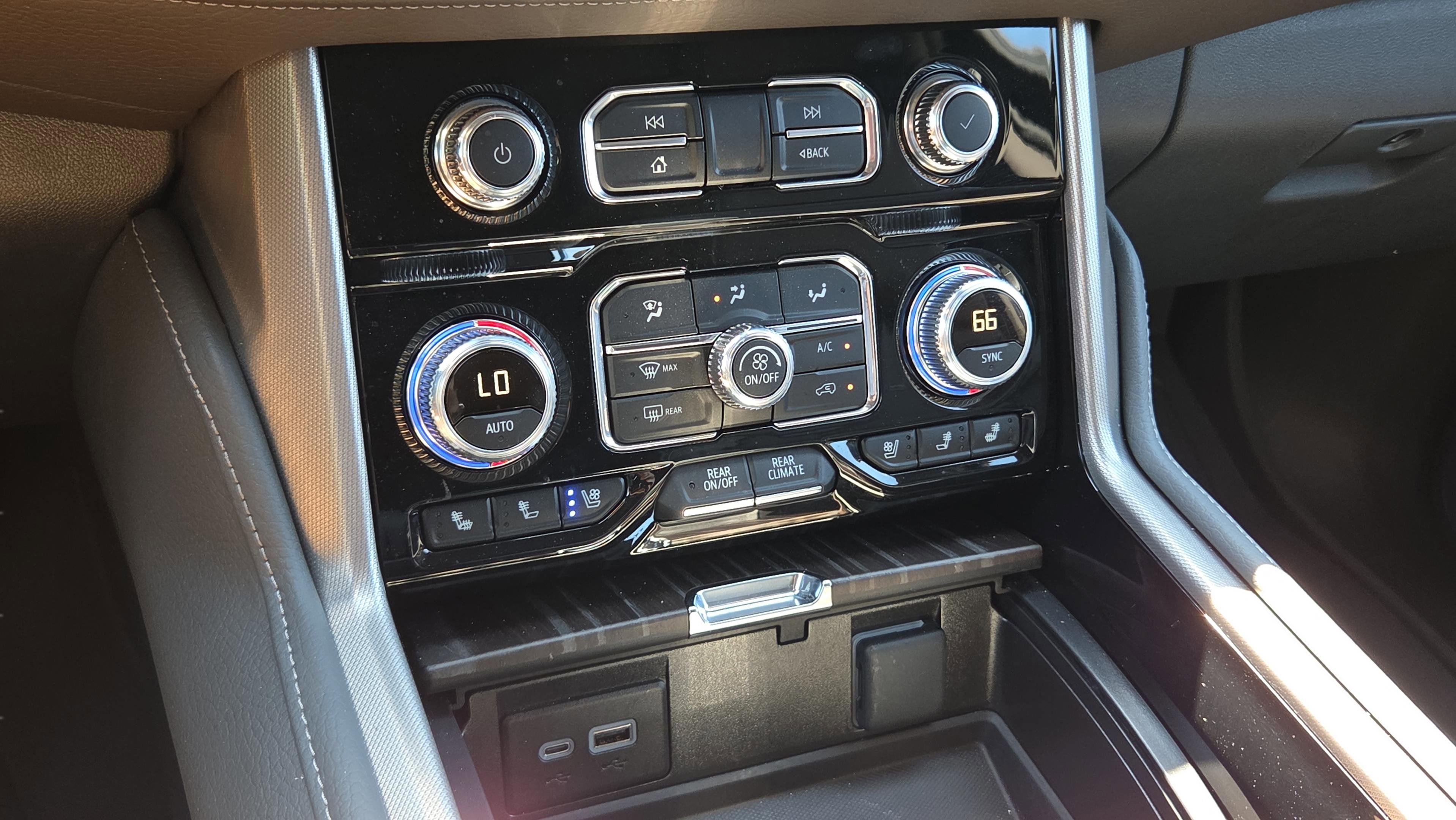 Used 2024 GMC Yukon Denali RWD image 24
