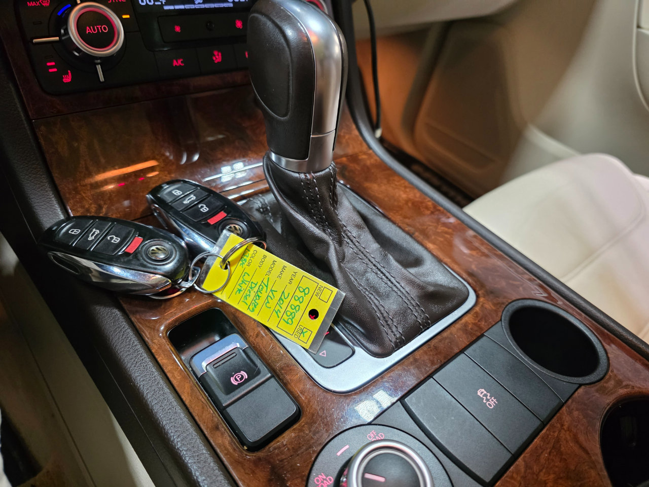 Used 2014 Volkswagen Touareg TDI image 33