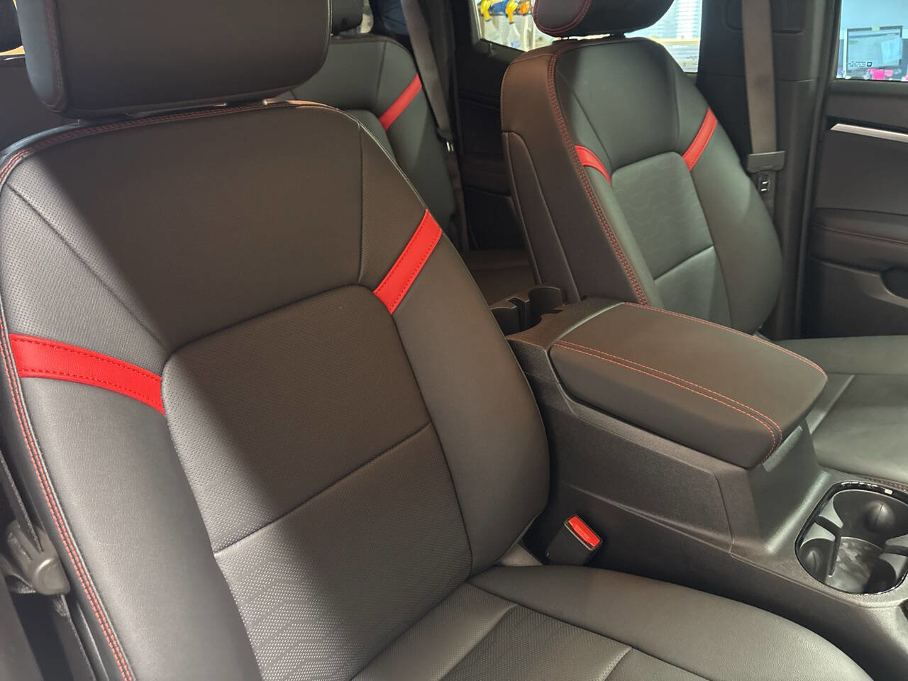 Used 2025 Chevrolet Colorado Z71 w/ Z71 Convenience Package 2 image 11