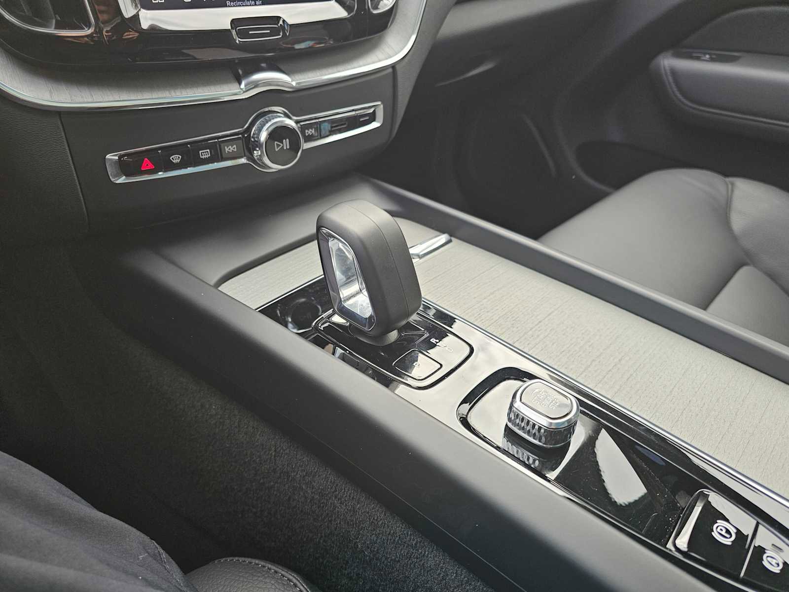 Certified 2025 Volvo XC60 B5 Plus image 29