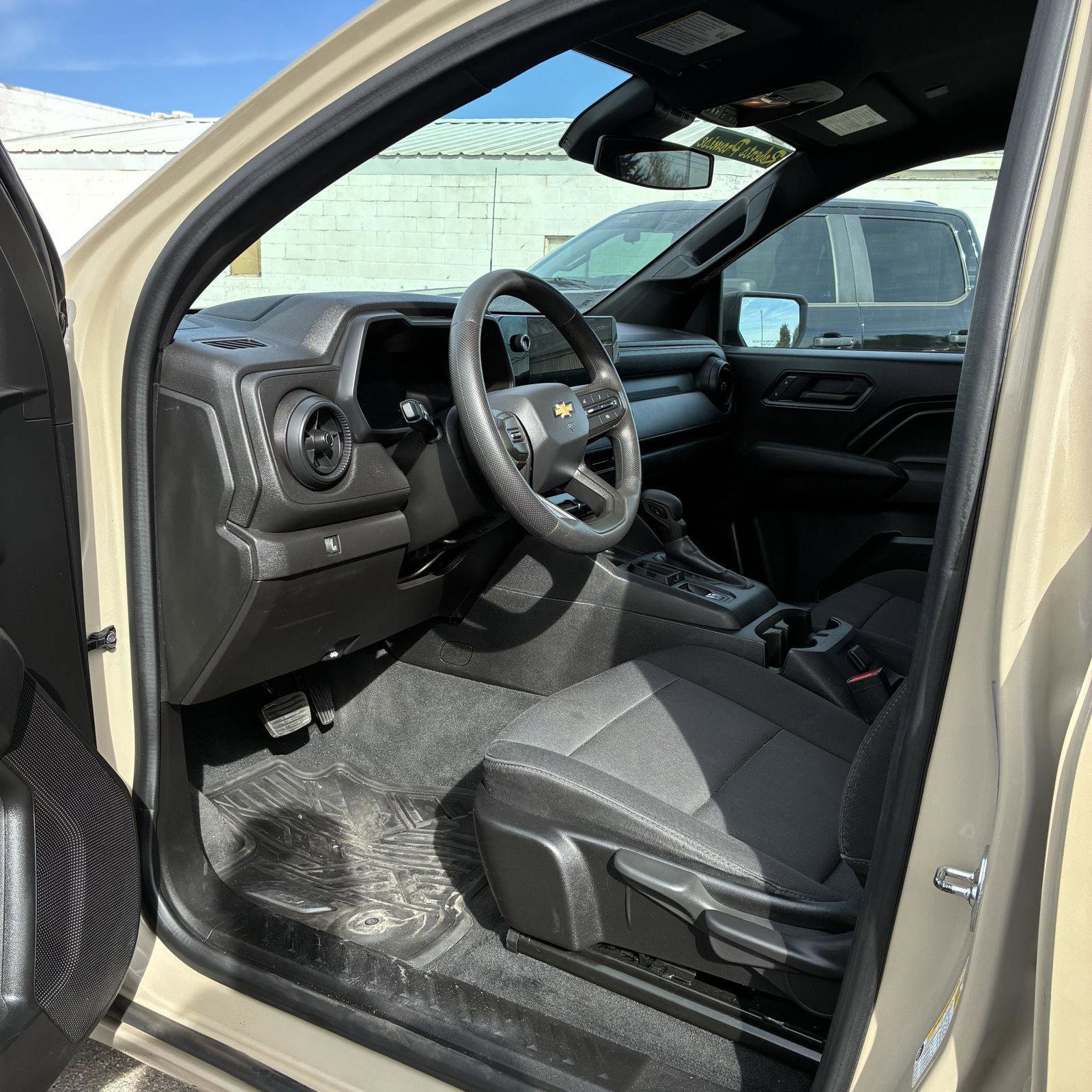 Used 2024 Chevrolet Colorado W/T image 2