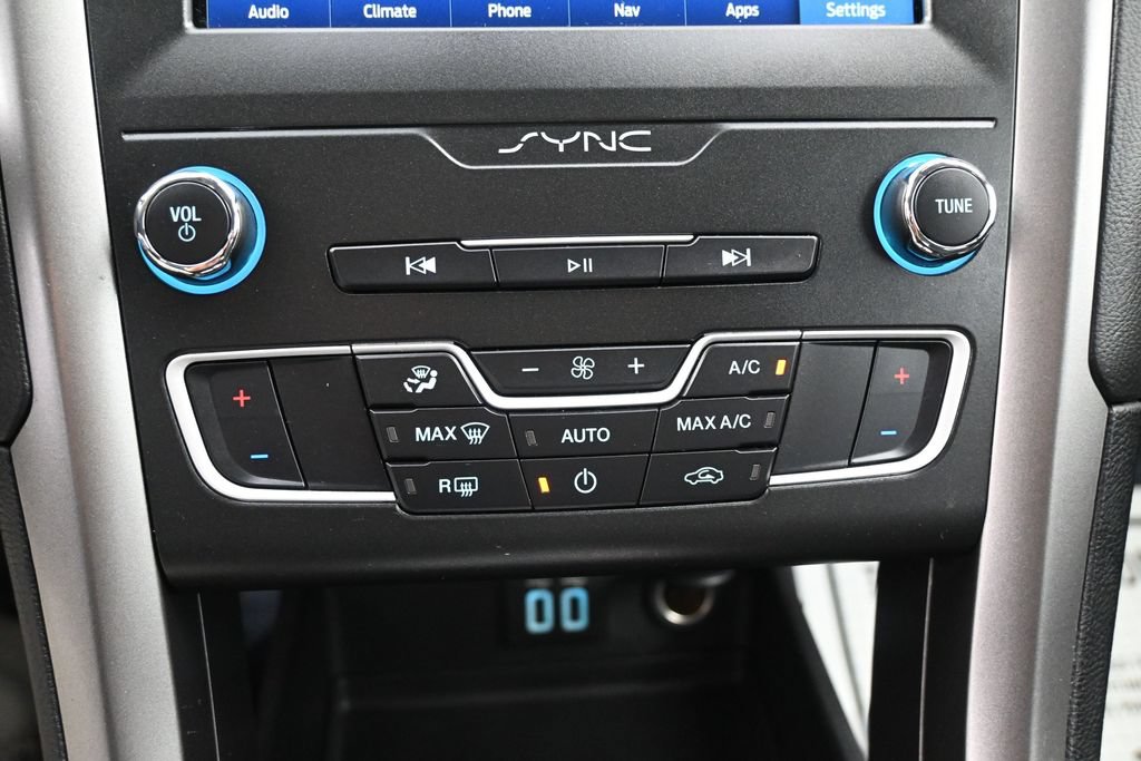Used 2020 Ford Fusion SE FWD image 18