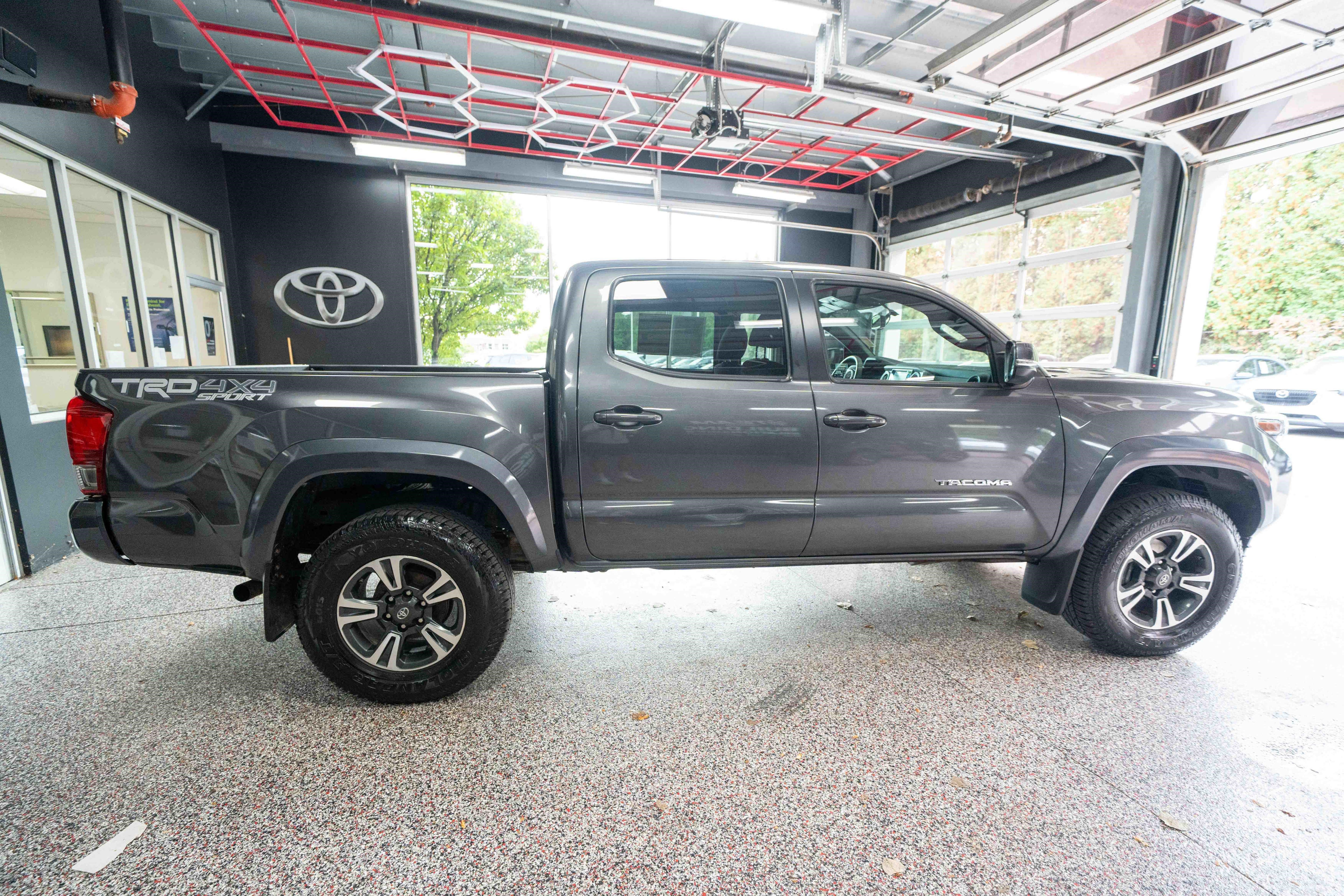 Used 2017 Toyota Tacoma TRD Sport w/ Tow Package (A/T) AWD/4WD image 4