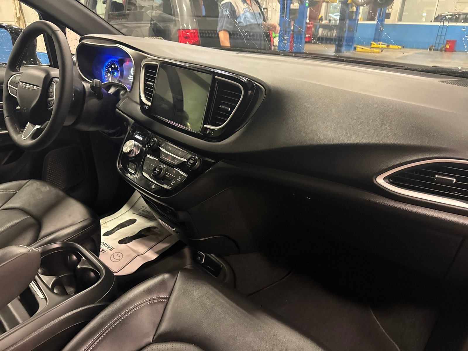Used 2027 Chrysler Pacifica Select FWD image 12