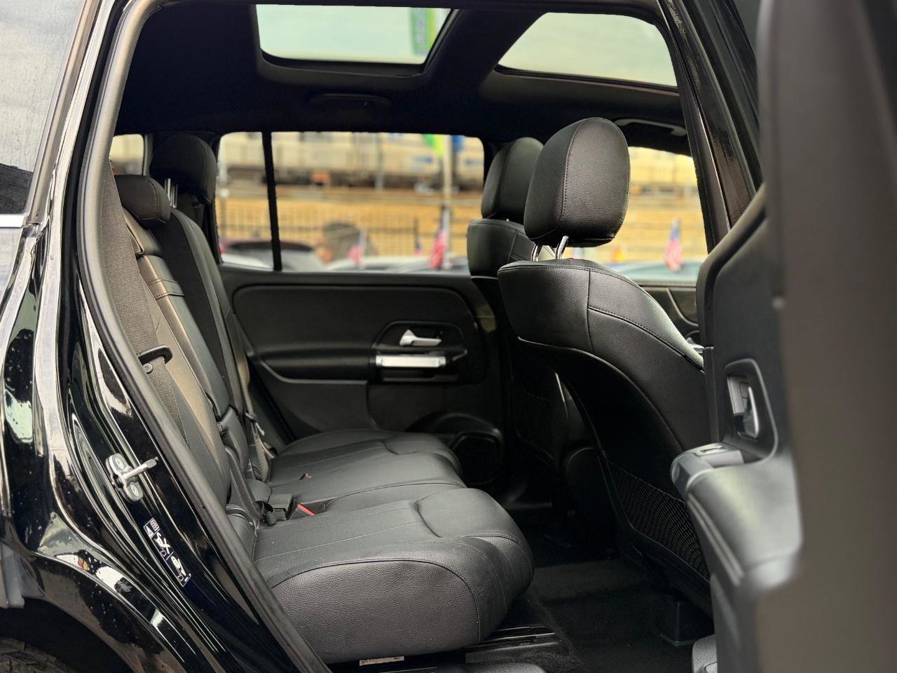 Used 2023 Mercedes-Benz GLB 250 4MATIC w/ Premium Package image 32