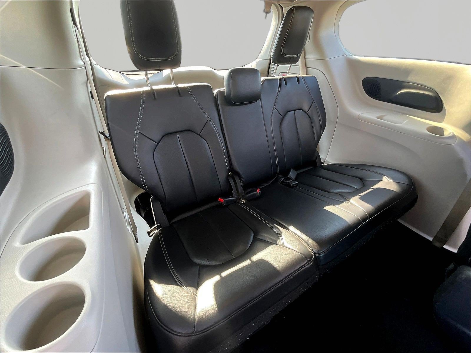 Used 2022 Chrysler Pacifica Touring-L w/ Uconnect Theater Family Group FWD image 22