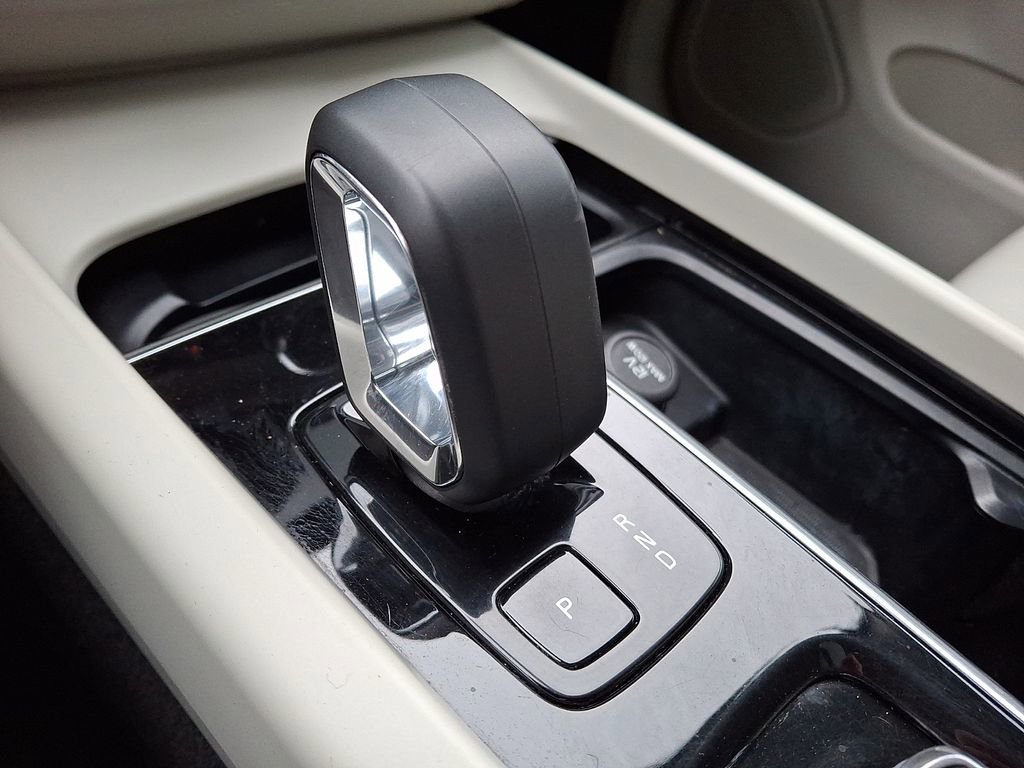 Used 2023 Volvo XC60 T8 Plus image 12