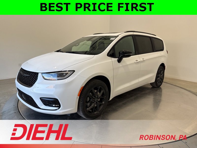 New 2026 Chrysler Pacifica Limited w/ S Appearance Package image 3