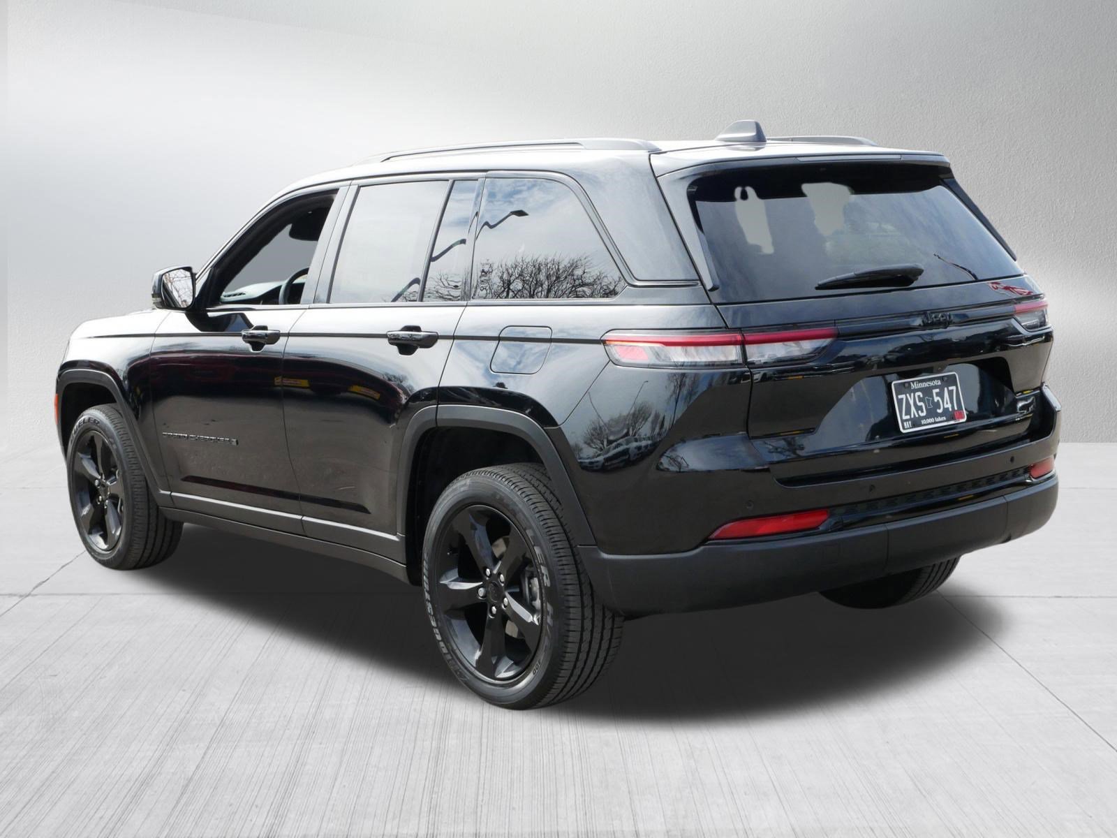 Used 2023 Jeep Grand Cherokee Altitude image 5