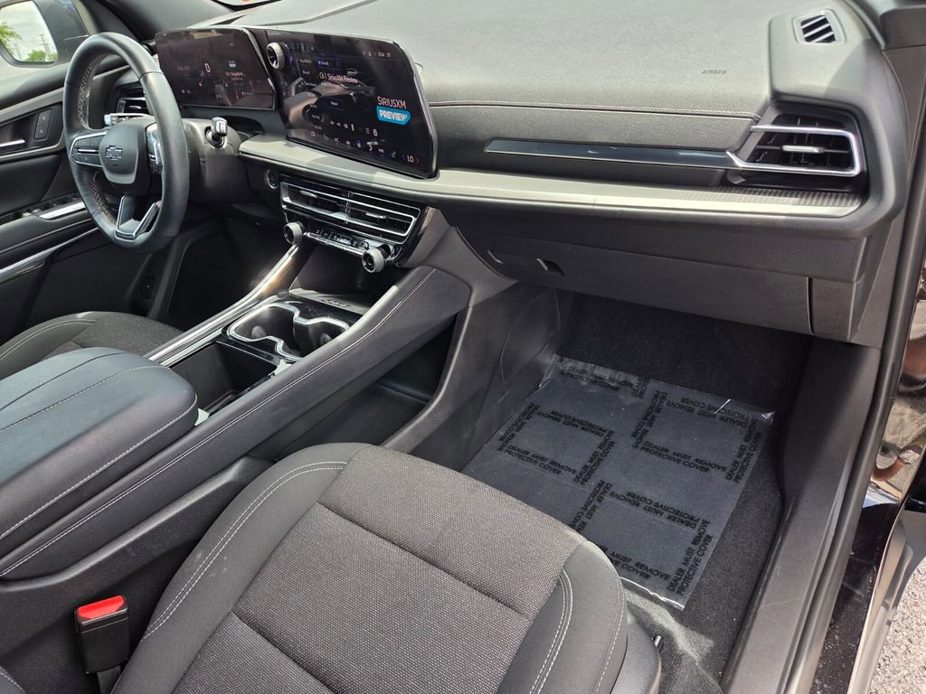 Used 2025 Chevrolet Traverse LT w/ Midnight/Sport Edition FWD image 17