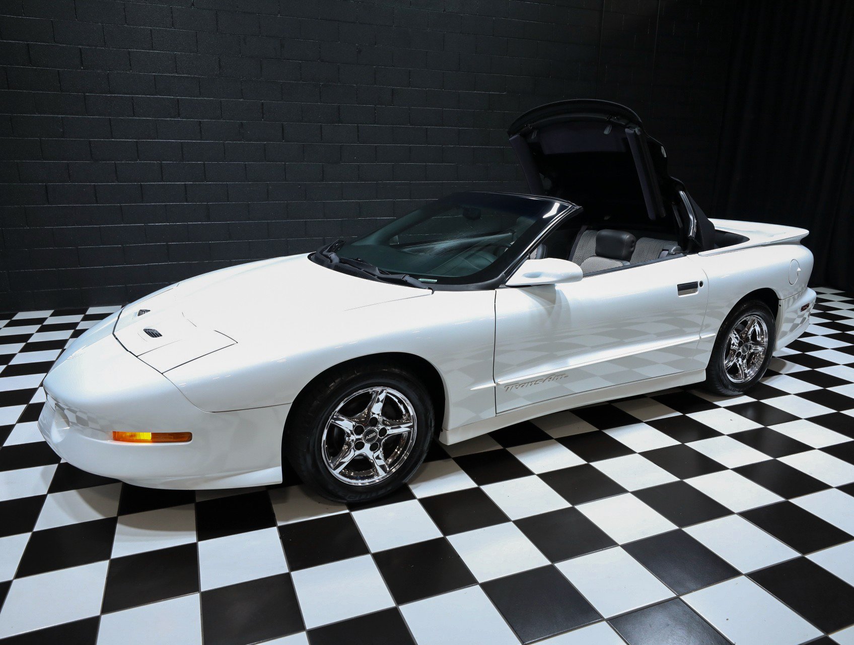 Used 1997 Pontiac Firebird Trans Am RWD image 11