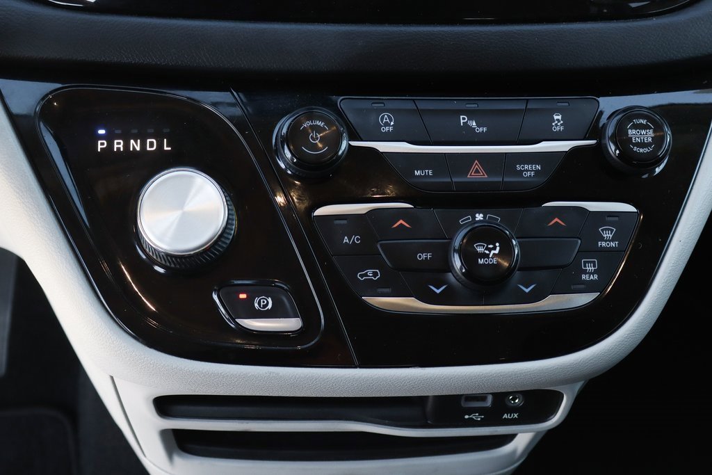 Used 2019 Chrysler Pacifica Touring image 32