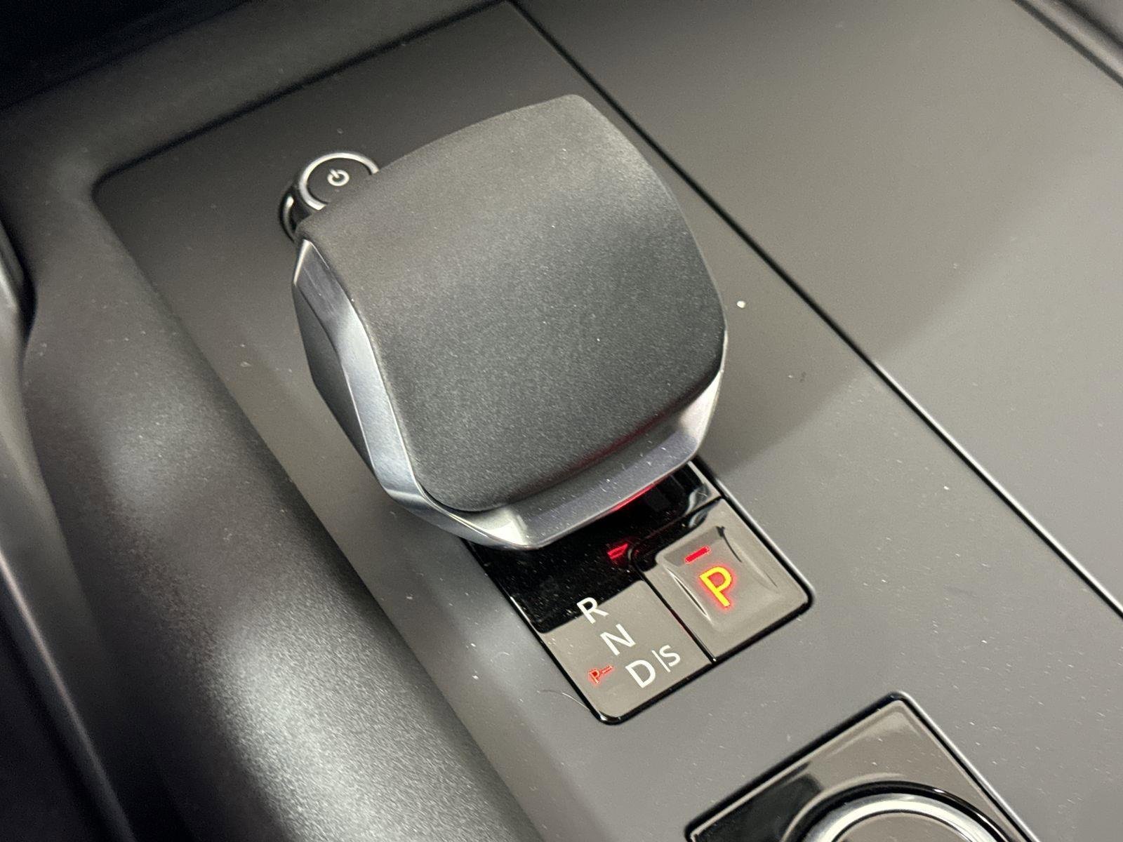 Certified 2025 Land Rover Discovery Dynamic SE image 17