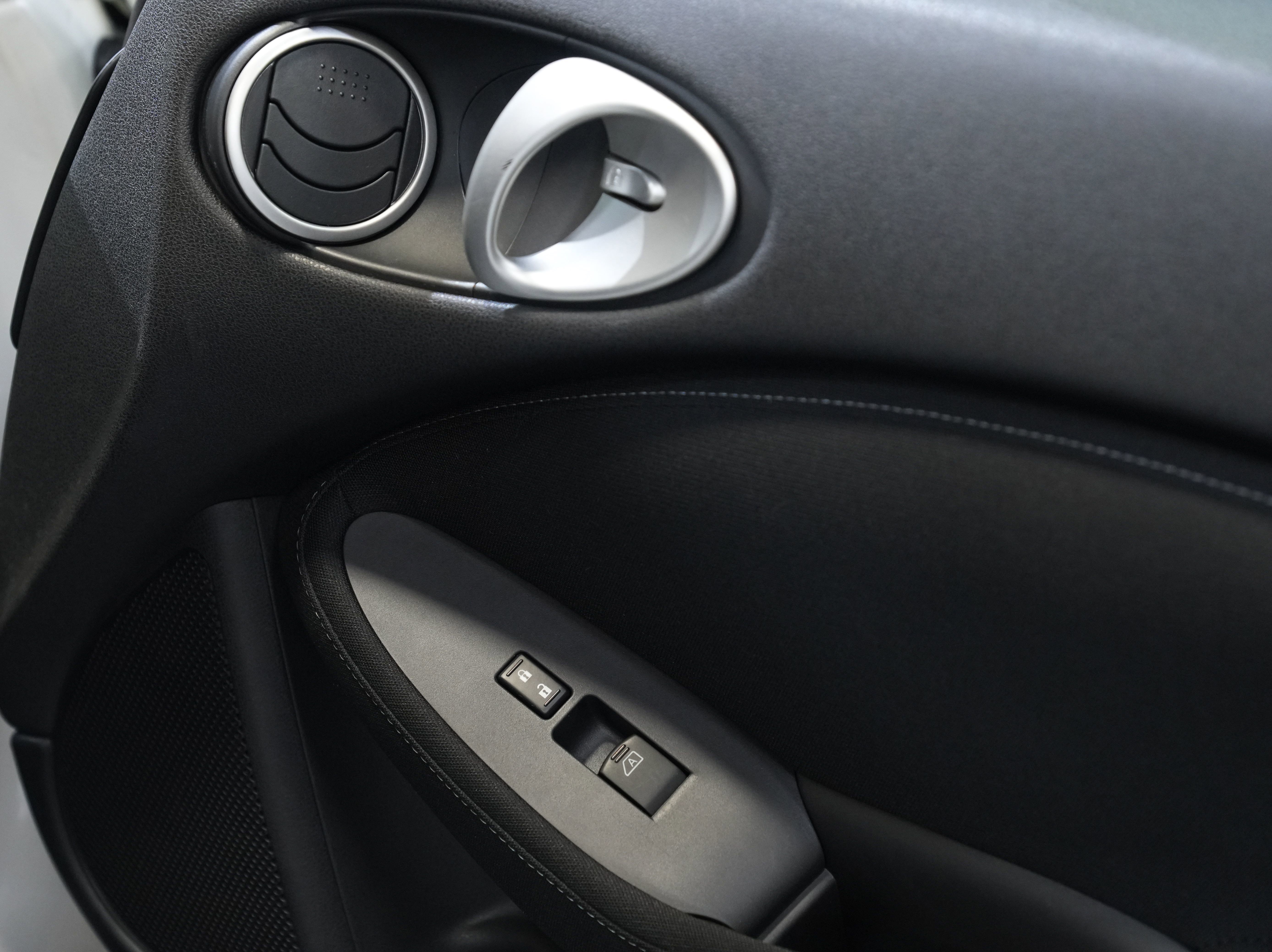 Used 2016 Nissan 370Z Touring RWD image 23