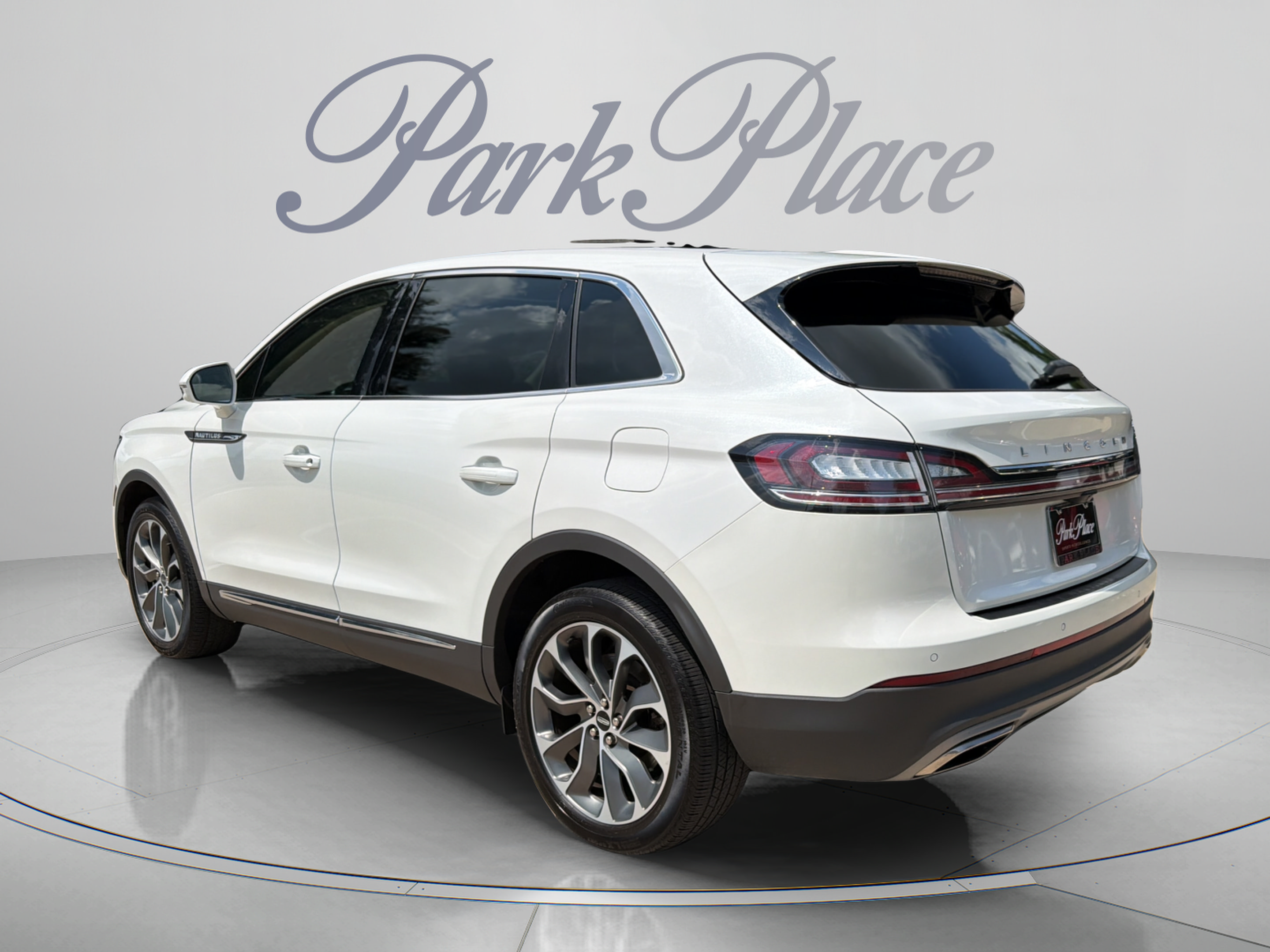 Used 2023 Lincoln Nautilus Reserve AWD/4WD image 3