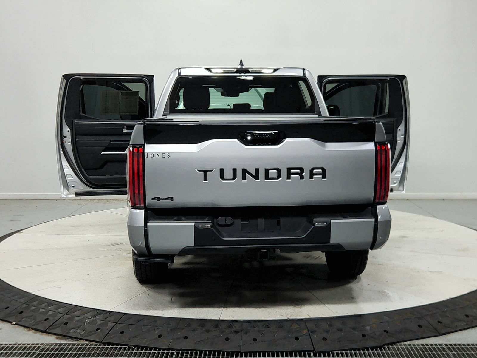 Used 2025 Toyota Tundra Platinum AWD/4WD image 15