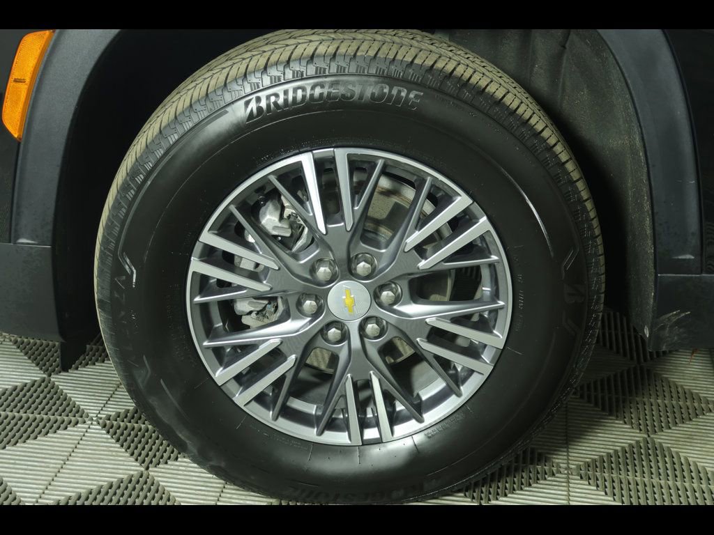 Used 2025 Chevrolet Traverse LT image 9