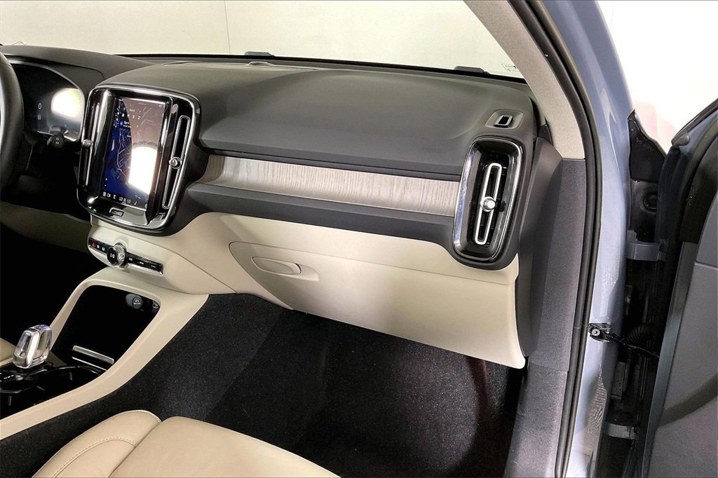 Used 2023 Volvo XC40 B4 Plus w/ Driver Assist Package image 16