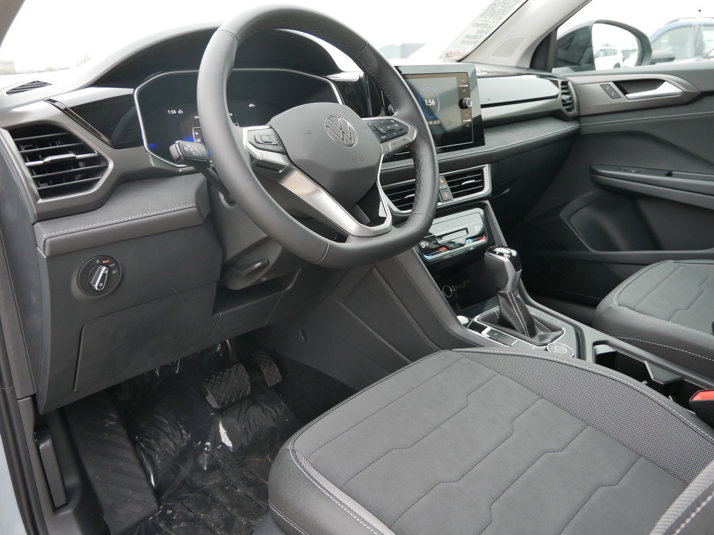 New 2025 Volkswagen Taos SE image 3