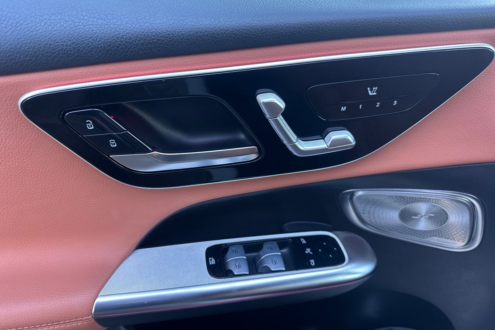 Used 2025 Mercedes-Benz GLC 350e 4MATIC image 12