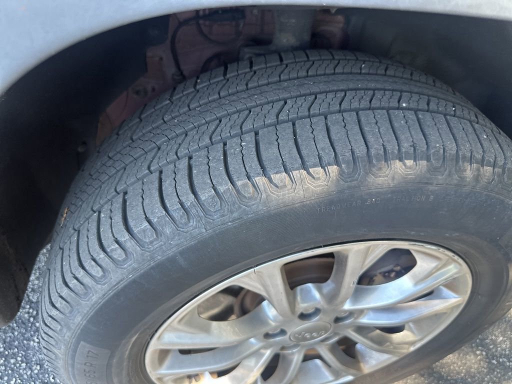 Used 2019 Jeep Cherokee Latitude Plus w/ Comfort/Convenience Group AWD/4WD image 11