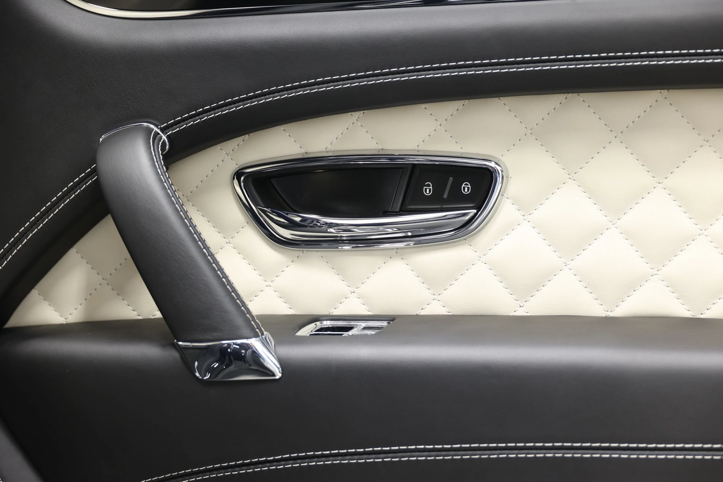 Used 2017 Bentley Bentayga AWD/4WD image 71