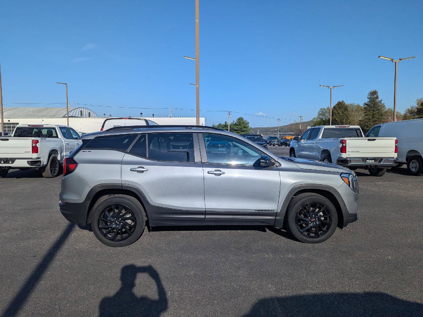 Used 2023 GMC Terrain SLE w/ Elevation Edition AWD/4WD image 8