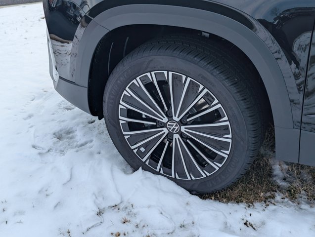 Certified 2025 Volkswagen Taos SE image 11