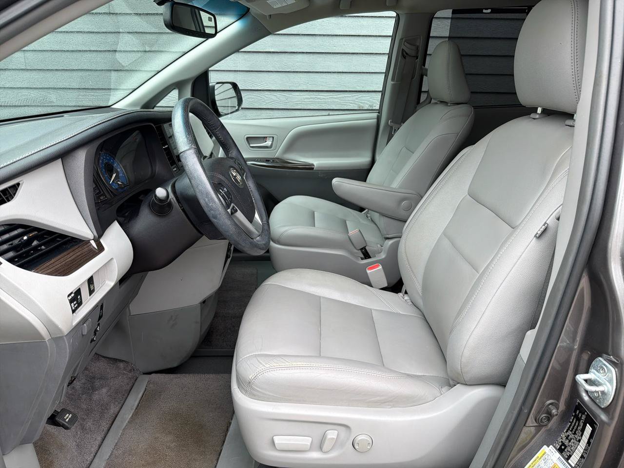Used 2017 Toyota Sienna XLE FWD image 16