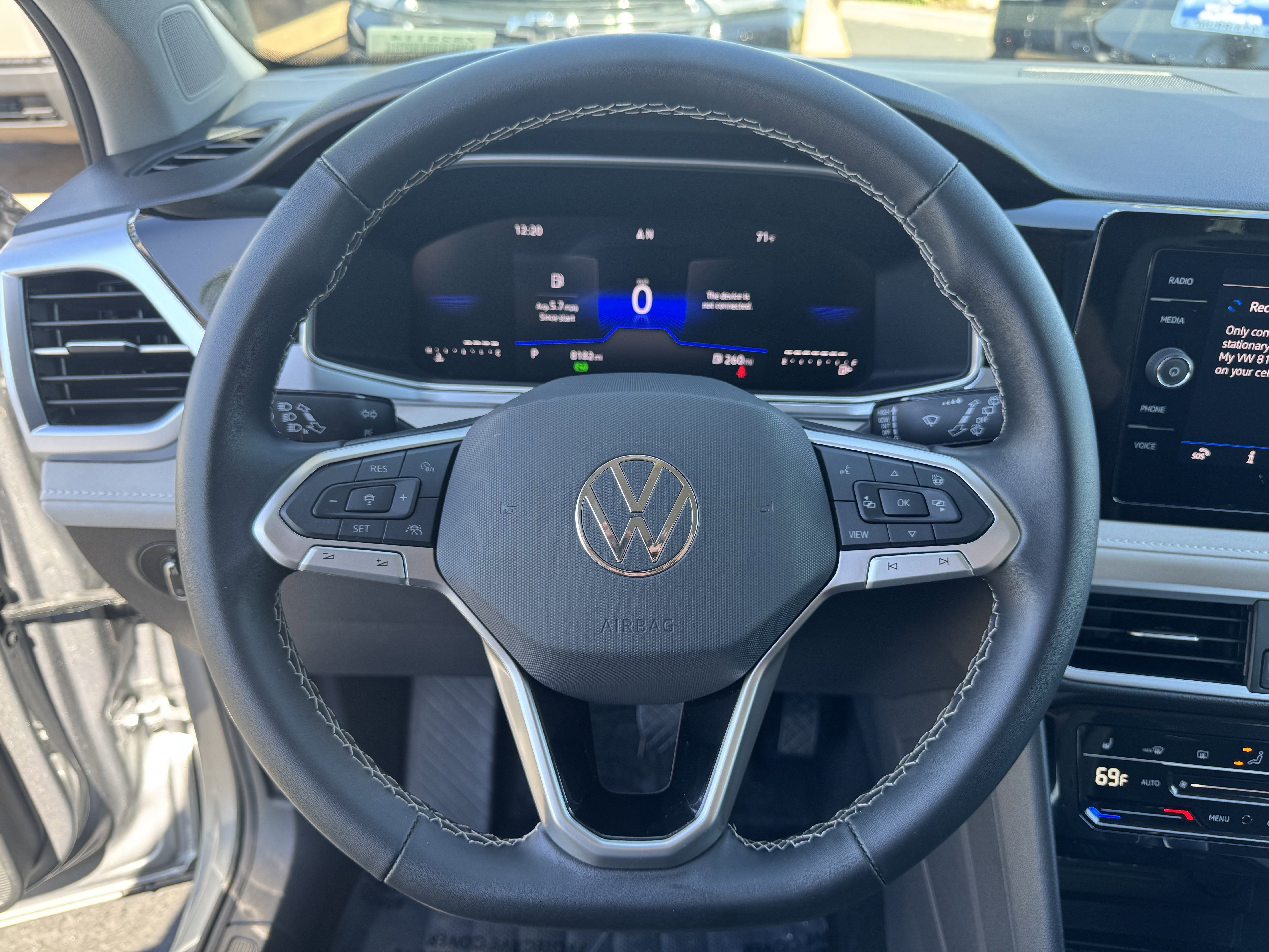 Used 2025 Volkswagen Taos SE image 19