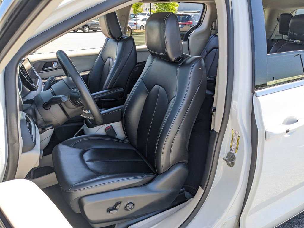 Used 2024 Chrysler Pacifica Touring-L image 21