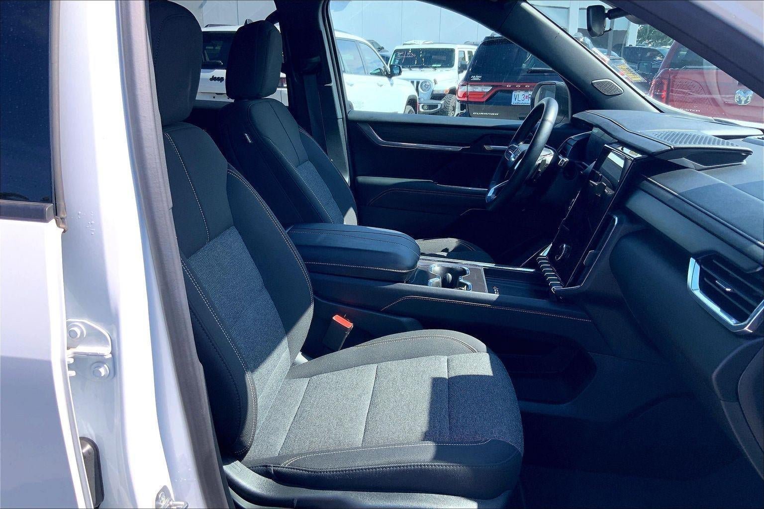 Used 2025 GMC Acadia Elevation FWD image 7