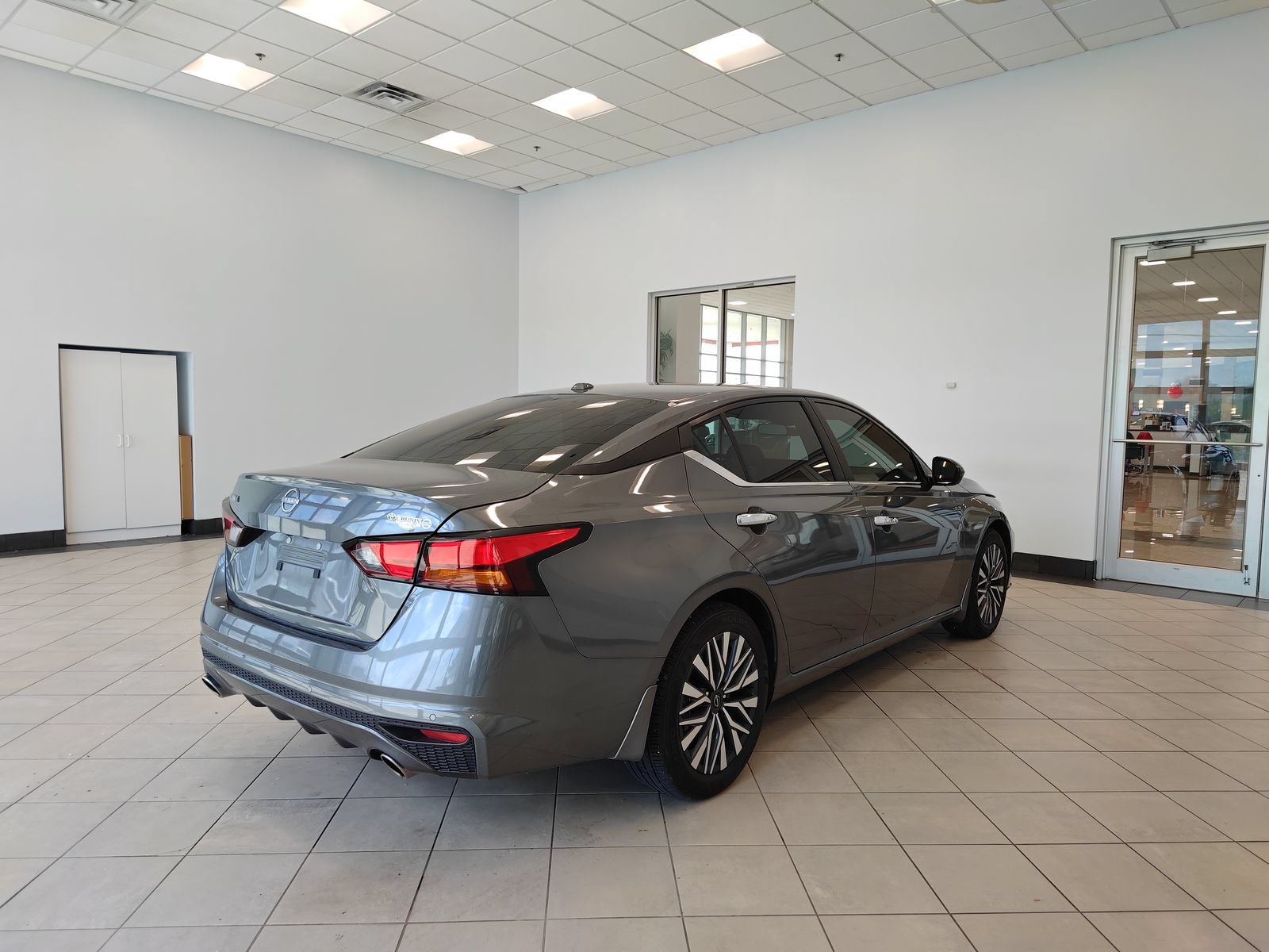 Used 2025 Nissan Altima 2.5 SV w/ SV Premium Package FWD image 3