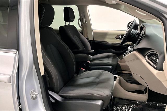 Used 2022 Chrysler Voyager LX image 31