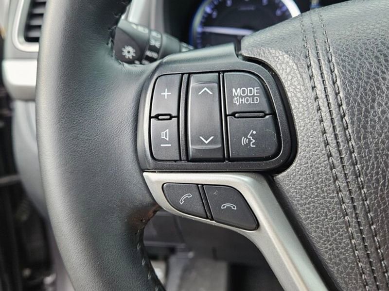 Used 2019 Toyota Highlander XLE image 30
