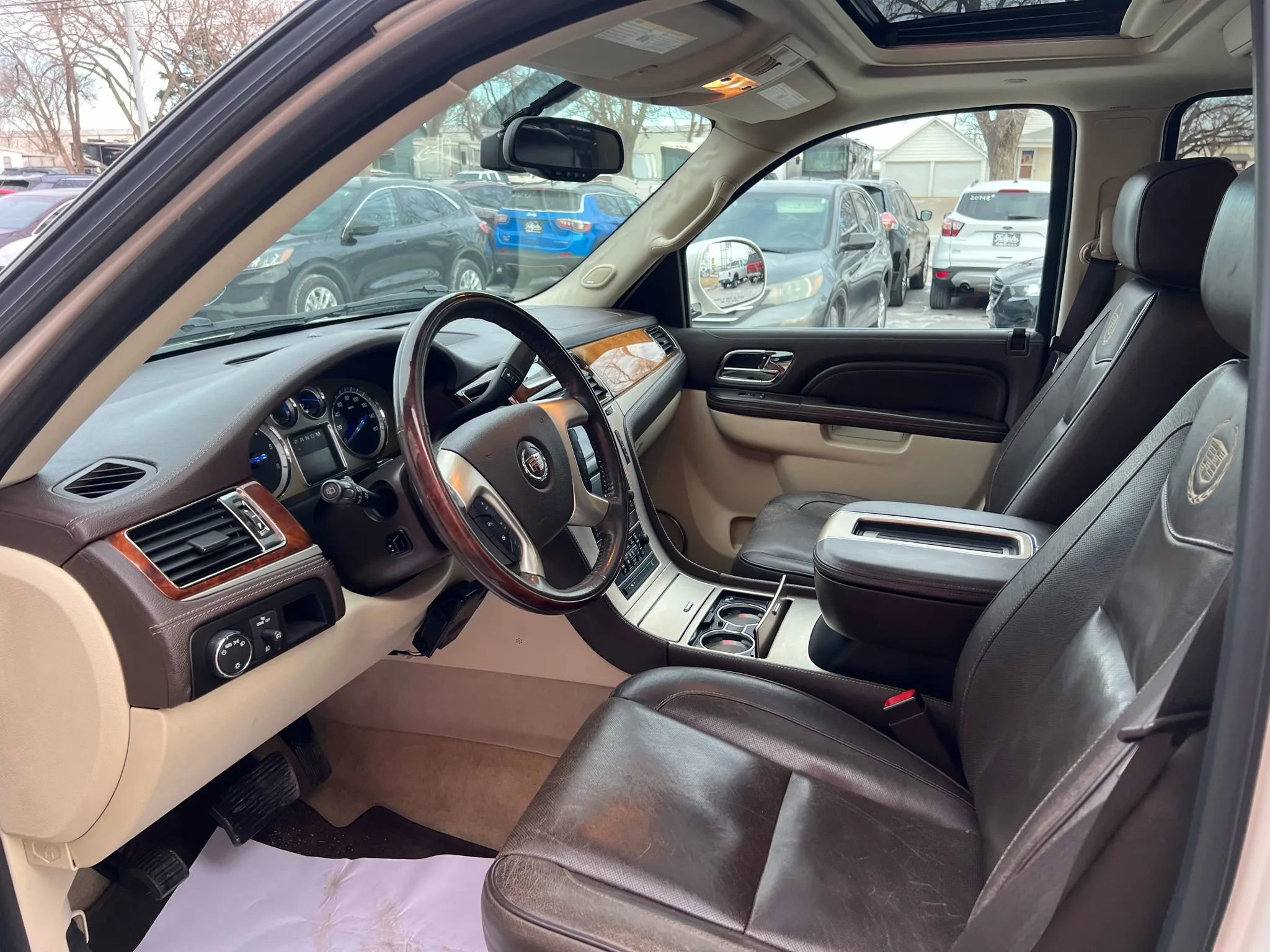 Used 2010 Cadillac Escalade Platinum image 10